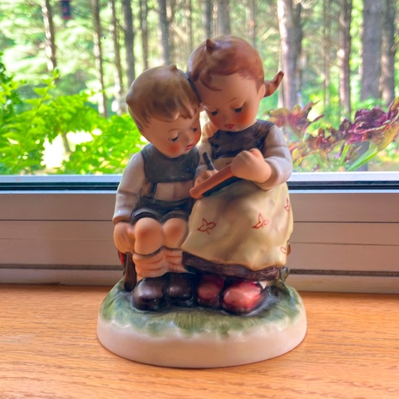 Authentic Hummel figurine “the smart little sister” - Picture 1 of 12